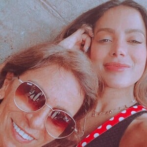 Anitta levou sua mãe, Miriam Macedo para viagem à Disney com os amigos e novo affair: 'Obrigada filha por me proporcionar tanta coisa incrível'