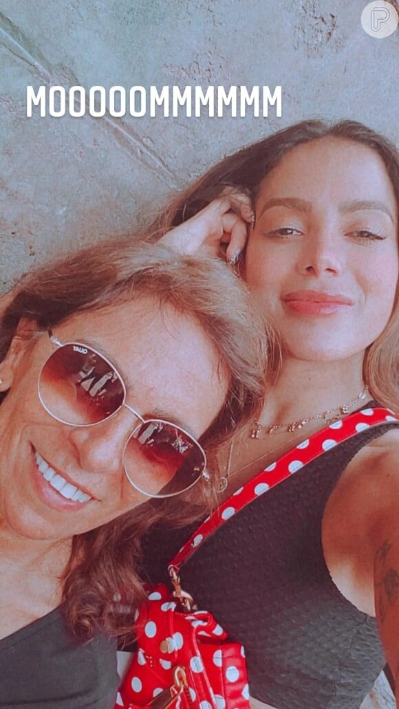Anitta levou sua mãe, Miriam Macedo para viagem à Disney com os amigos e novo affair: 'Obrigada filha por me proporcionar tanta coisa incrível'