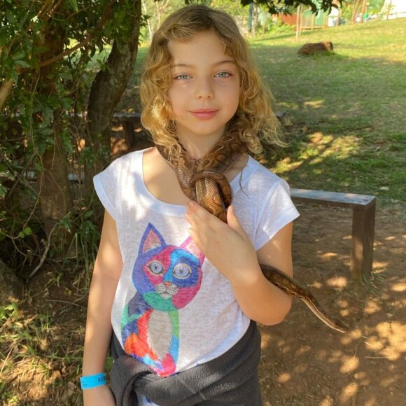 Sheila Mello mostrou a filha, Brenda, segurando uma cobra nas mãos sem medo