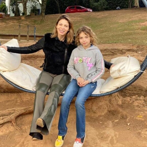 Brenda é a filha única da dançarina Sheila Mello, fruto do casamento dela com Fernando Scherer