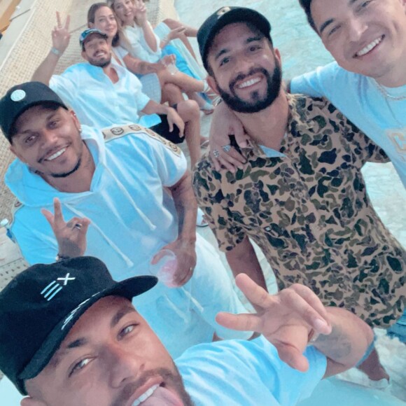 Neymar e Bruna Biancardi com amigos