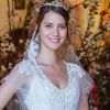 Laura (Nathalia Dill) usa vestido com leve decote para seu casamento com Marcos (Thiago Lacerda) na novela 'Alto Astral'