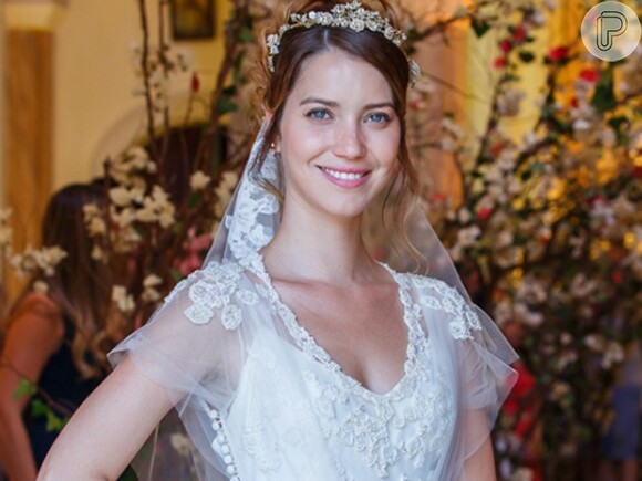 Laura (Nathalia Dill) usa vestido com leve decote para seu casamento com Marcos (Thiago Lacerda) na novela 'Alto Astral'