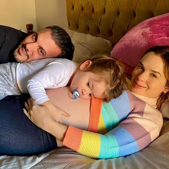 Grávida de 9 meses, Thaeme bate barriga em caixa e vai ao hospital: 'Pancada foi grande'