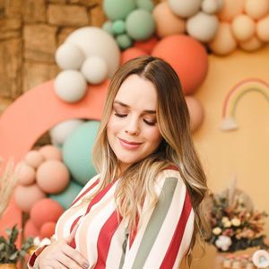 Grávida de 9 meses, Thaeme divide motivo de ida ao médico com fãs