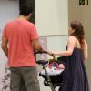 Ana Paula Tabalipa passeia com o marido, Marco Lage, e a filha Mia em um shopping da Barra da Tijuca