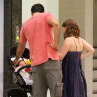 Ana Paula Tabalipa passeia no shopping com o marido e a filha Nina, de 3 meses