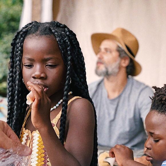 Bruno Gagliasso é pai de Titi, de 8 anos e Bless, de 6, adotados do Malawi, na África. No ano passado, Giovanna Ewbank deu à luz a Zyan, terceiro filho do casal