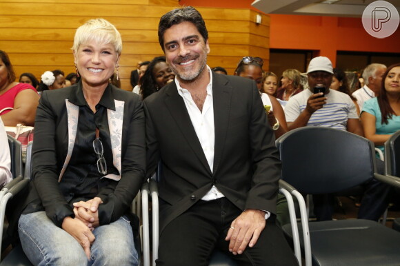 Xuxa foi acompanhada do namorado, Junno Andrade, à formatura de 61 alunos do projeto 'ViraVida', no Rio de Janeiro