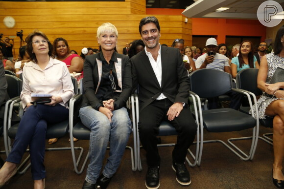 Xuxa vai acompanhada de Junno Andrade à formatura de 61 alunos do projeto 'ViraVida', no Rio de Janeiro