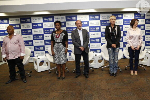 Xuxa vai acompanhada de Junno Andrade à formatura de 61 alunos do projeto 'ViraVida', no Rio de Janeiro