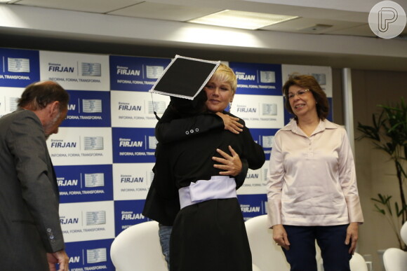 Xuxa vai acompanhada de Junno Andrade à formatura de 61 alunos do projeto 'ViraVida', no Rio de Janeiro