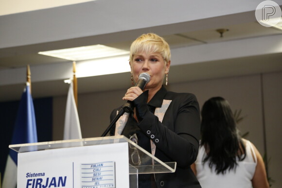 Xuxa vai acompanhada de Junno Andrade à formatura de 61 alunos do projeto 'ViraVida', no Rio de Janeiro