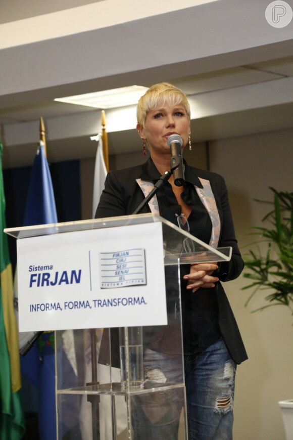 Xuxa vai acompanhada de Junno Andrade à formatura de 61 alunos do projeto 'ViraVida', no Rio de Janeiro