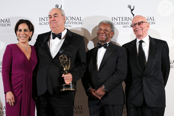 Gloria Pires e Milton Gonçalves entregaram o Emmy Internacional para Roberto Irineu Marinho