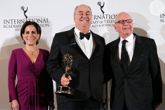 Gloria Pires posa com Irineu Marinho após Emmy Internacional