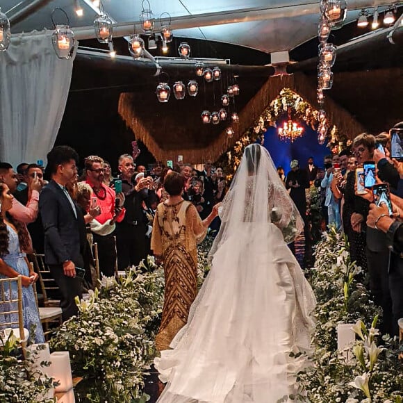 Vestido de noiva de Viviane Araujo teve 26 metros de renda