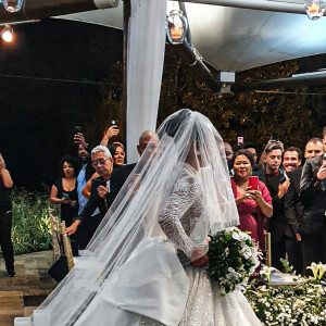 Vestido de noiva de Viviane Araujo reuniu gola alta e renda