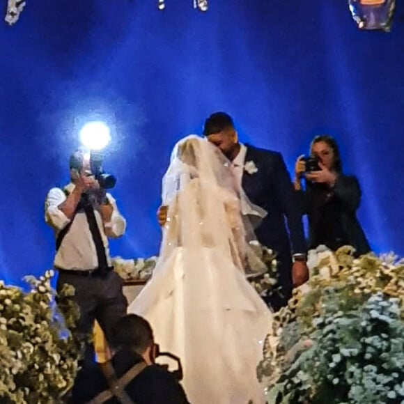 Viviane Araujo e Guilherme Militão trocam beijos em casamento