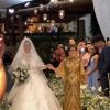 Viviane Araujo usou vestido com 40 mil cristais em seu casamento com o empresário Guilherme Militão e entrou de mãos dadas com a mãe