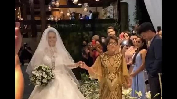 Viviane Araujo usou vestido com 40 mil cristais em seu casamento com o empresário Guilherme Militão e entrou de mãos dadas com a mãe