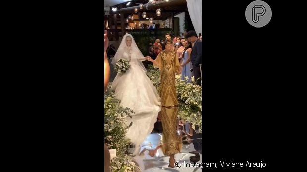 Viviane Araujo usou vestido com 40 mil cristais em seu casamento
