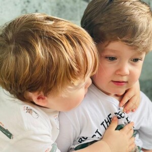 Romeu e Gael, de 2 anos, são filhos de Paulo Gustavo e Thales Bretas