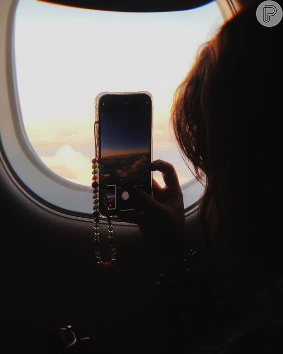Web pede 'Modo Avião' 2 após Larissa Manoela postar foto na janela de voo