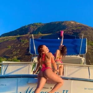 No domingo, Larissa postou uma foto fazendo um passeio de barco