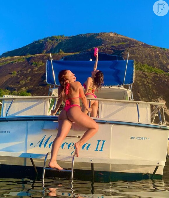 No domingo, Larissa postou uma foto fazendo um passeio de barco