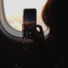 Imagem mostrava Larissa Manoela fotografando a vista da janela da aeronave