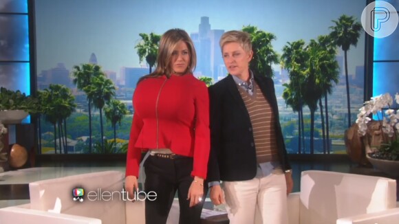Jennifer Aniston participa do programa de Ellen Degeneres e brinca com sutiã inflável