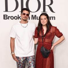 Sophia Raia posa de vestido transparente ao lado do irmão, Enzo Celulari, em evento da Dior