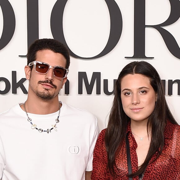 Sophia Raia posa de vestido transparente ao lado do irmão, Enzo Celulari, em evento da Dior