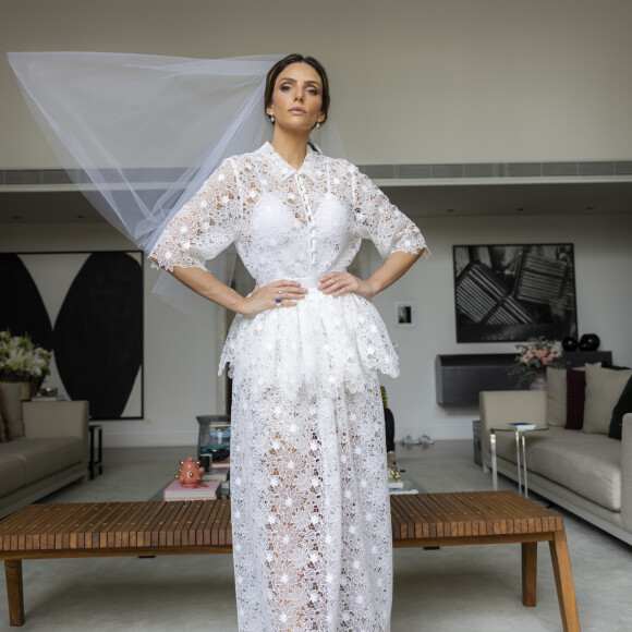 Carol Celico escolheu vestido discreto e elegante para oficializar a união com empresário
