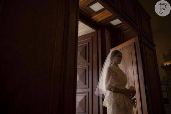 Carol Celico entregou todos os detalhes do vestido de noiva