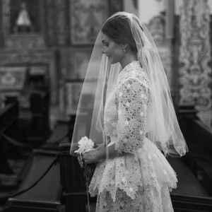 Carol Celico deu outros detalhes do look, como a transparência que aparece em algumas partes do tecido