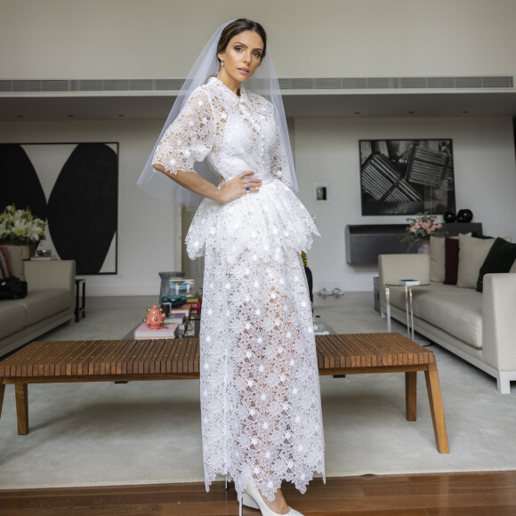 Carol Celico usou scarpin assinado por Yves Saint Laurent