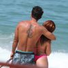 Larissa Manoela e André Luiz Frambach se abraçam em praia do Rio