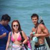 Larissa Manoela e André Luiz Frambach foram flagrados juntos em praia