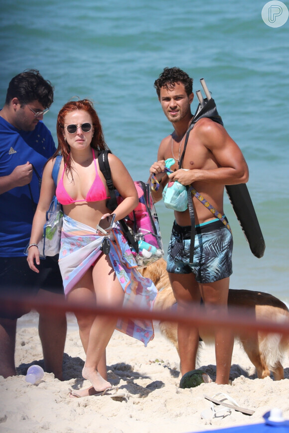 Larissa Manoela e André Luiz Frambach foram flagrados juntos em praia