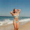 Larissa Manoela curte praia com biquíni asa-delta