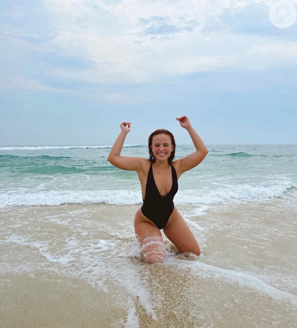 Larissa Manoela curte praia com maiô cavado e decotado