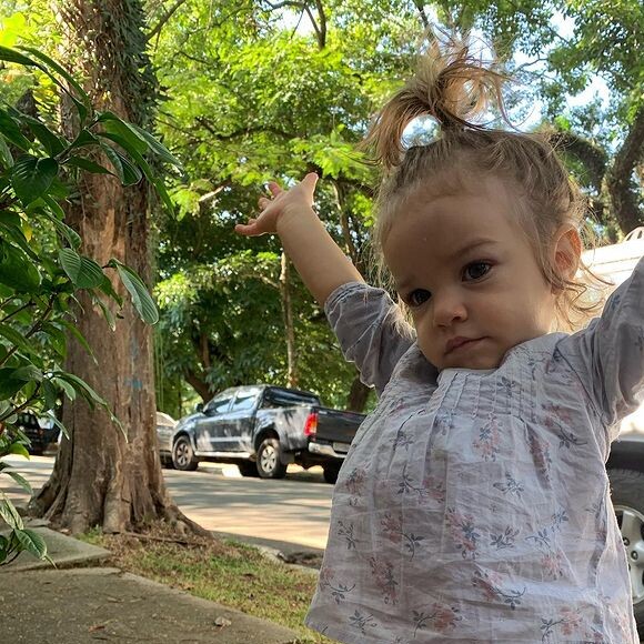 Maria, filha de Laura Neiva e Chay Suede, de 1 ano e 8 meses, ainda não entende que vai ter um irmão