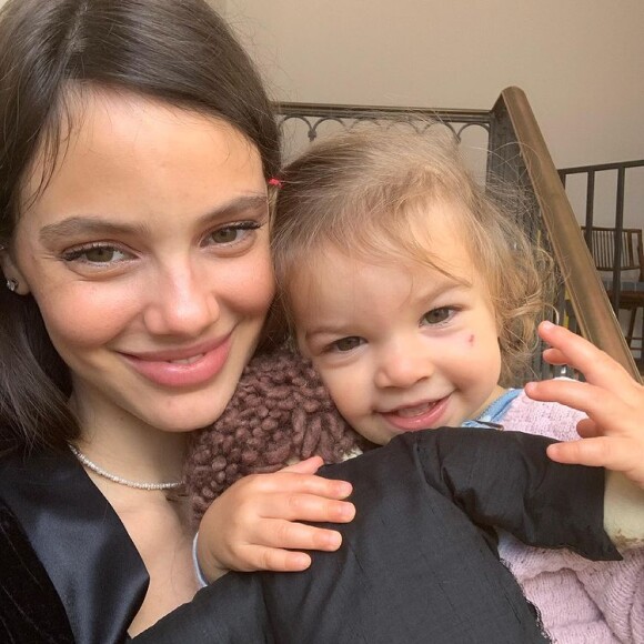 Segundo filho de Laura Neiva e Chay Suede vai se chamar José. Casal já é pai de Maria, de 1 ano e 8 meses