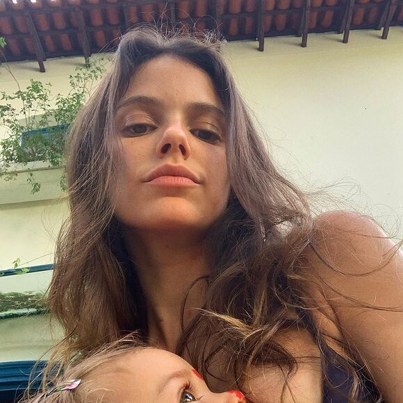 Laura Neiva já concluiu desmame de Maria, de 1 ano e 8 meses. Atriz não queria passar por processo enquanto estivesse com José