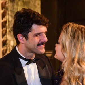 Ellen Rocche foi fotografada com o namorado, Guilherme Chelucci, no Teatro-D, em São Paulo