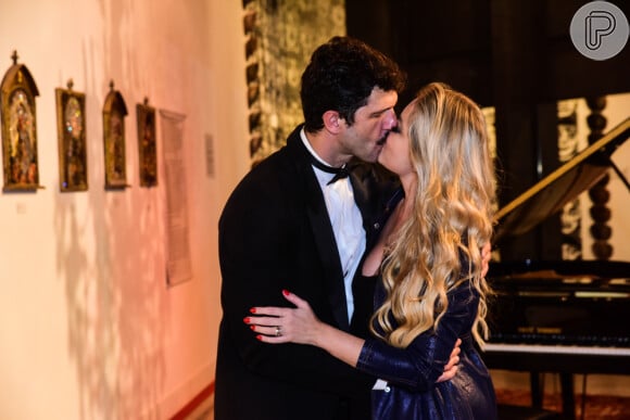 Ellen Rocche trocou beijos com namorado, Guilherme Chelucci