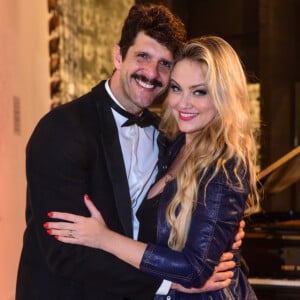 Ellen Rocche posou com namorado, Guilherme Chelucci, em teatro 