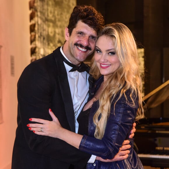 Ellen Rocche posou com namorado, Guilherme Chelucci, em teatro 